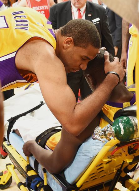 Per i Lakers, che già dovranno rinunciare per tutta la stagione a Steve Nash, un inizio 2014-15 in salita